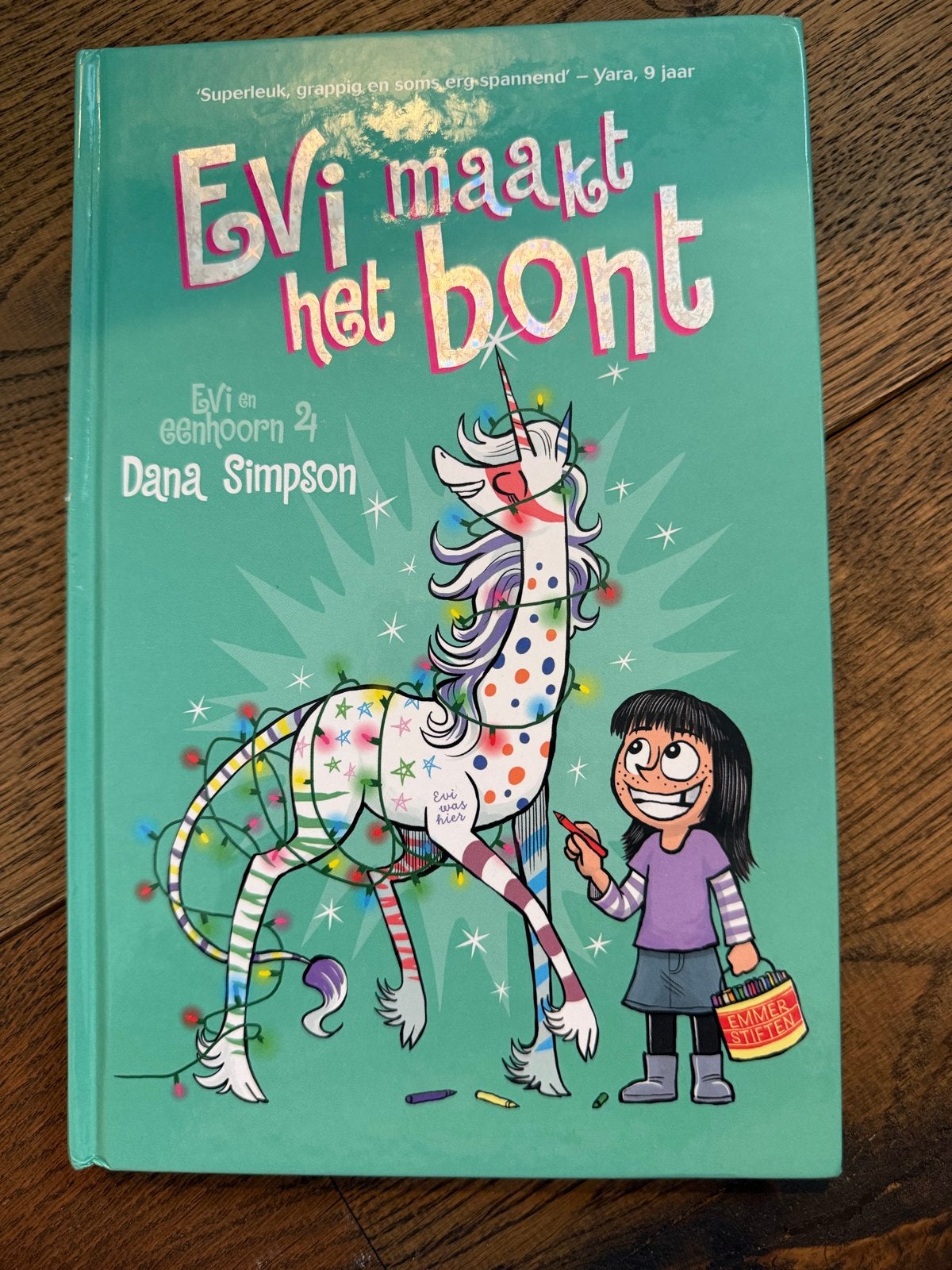 Evi maakt het bont - Evi en eenhoorn 4 (Dana Simpson), Ophalen of Verzenden, Zo goed als nieuw, Fictie