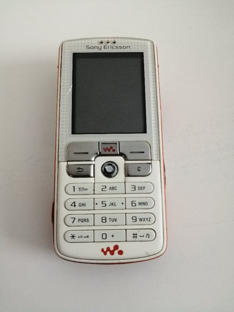 WEG=WEG!!! ZEER ZELDZAAM RETRO SONY ERICSSON ORANJE WALKMANN, Telecommunicatie, Mobiele telefoons | Overige merken, Verzenden