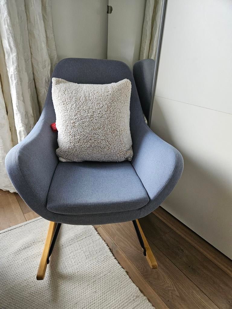 Fijne lichtblauwe schommelstoel van Jysk, Huis en Inrichting, Fauteuils, Ophalen, Modern scandinavisch, 75 tot 100 cm, Zo goed als nieuw