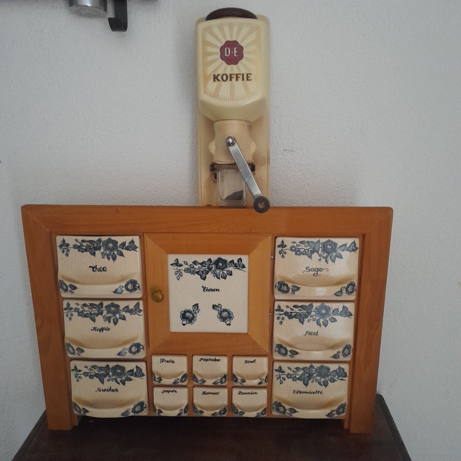 koffiemolen en koffiebonen kast, Ophalen, Zo goed als nieuw, Hout