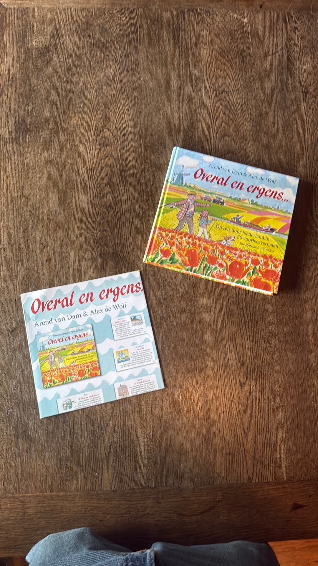 Kinderboek- Overal en ergens (inc.map), Boeken, Ophalen of Verzenden, Zo goed als nieuw, Fictie algemeen