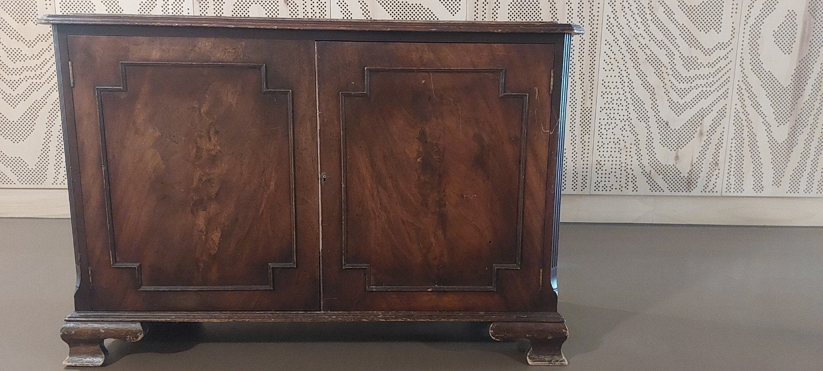 Vintage houten kastje met twee deuren, Ophalen