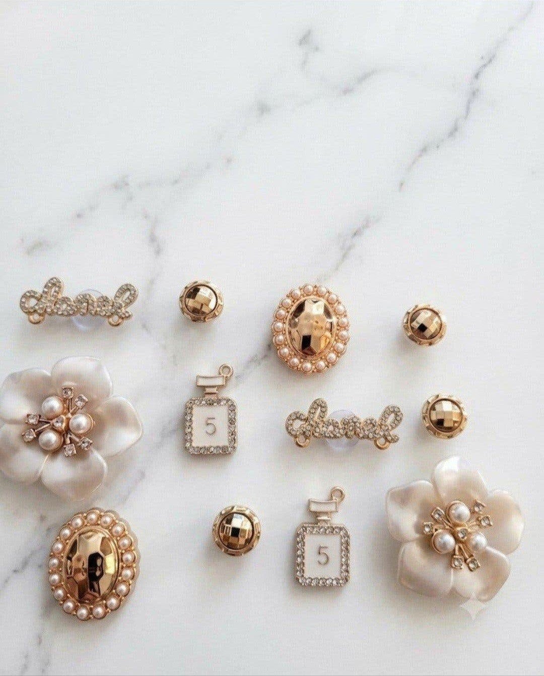 Jibbitz charms voor crocs slippers 12 stuks goud beige, Ophalen of Verzenden, Nieuw, Kraal