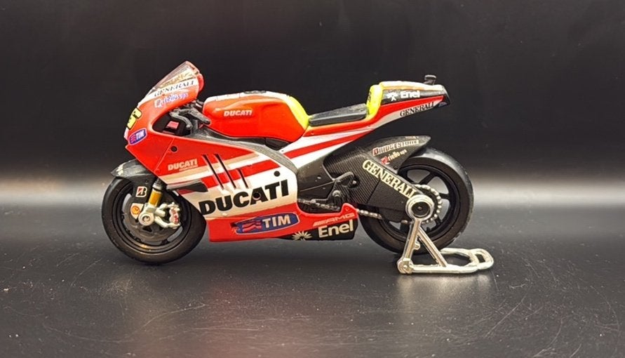 Ducati MotoGP Valentino Rossi #46 modelmotor 1:18, Ophalen of Verzenden, Zo goed als nieuw, Motor, Maisto