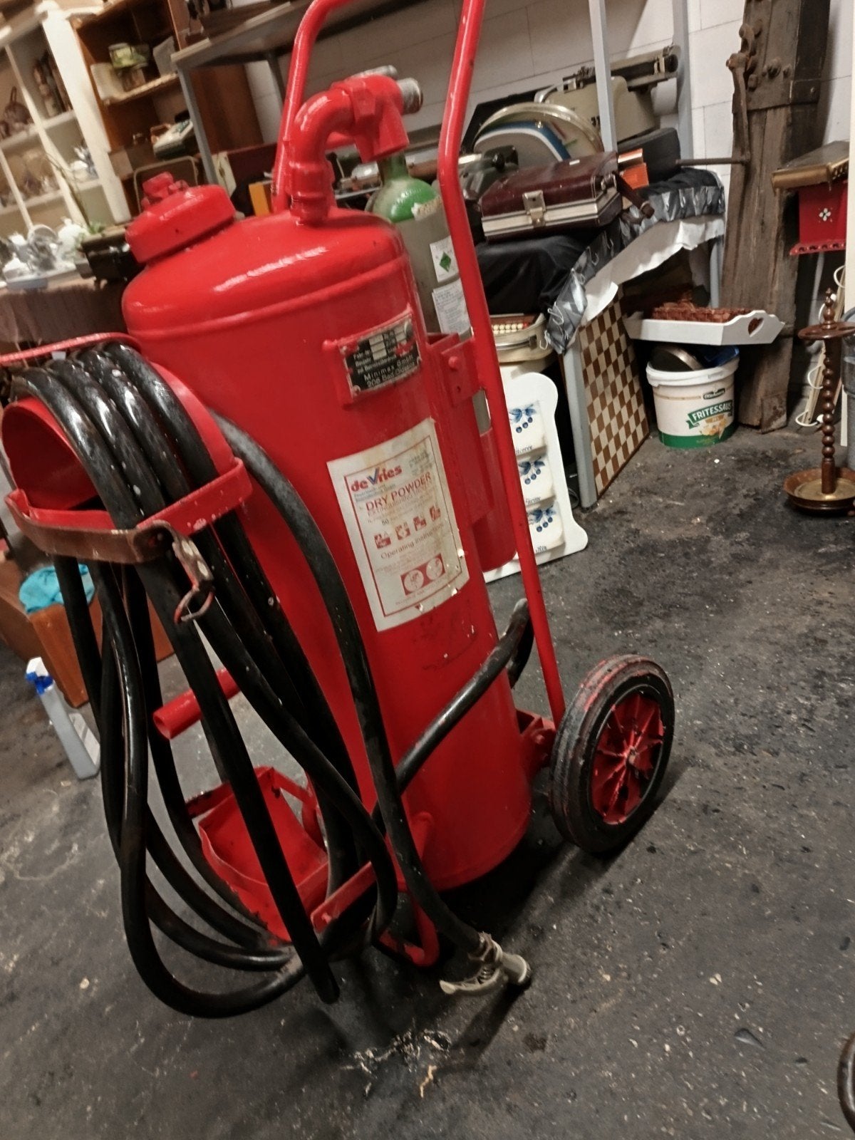 Vintage De Vries Dry Powder Brandblusser op wielen, Ophalen of Verzenden, Gebruikt