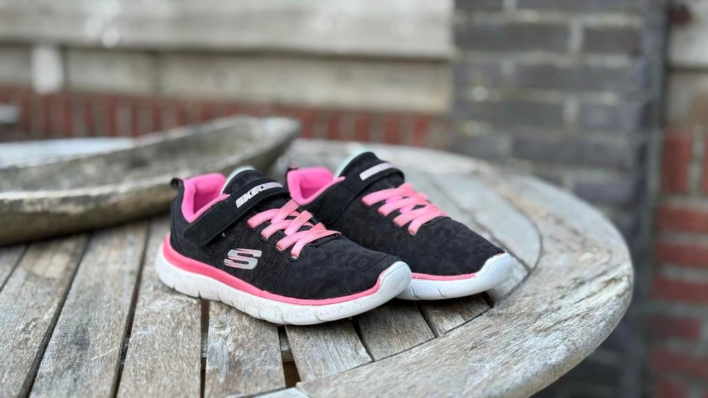 Skechers sportschoenen zwart/roze maat 34, Kinderen en Baby's, Kinderkleding | Schoenen en Sokken, Zo goed als nieuw, Sportschoenen