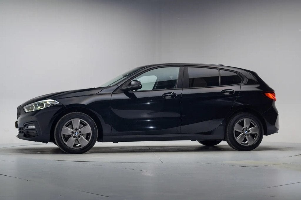 BMW 1-serie 118i Business Edition Shadowline Aut. [ LED Live, 136 pk, Gebruikt, 1295 kg, Zwart