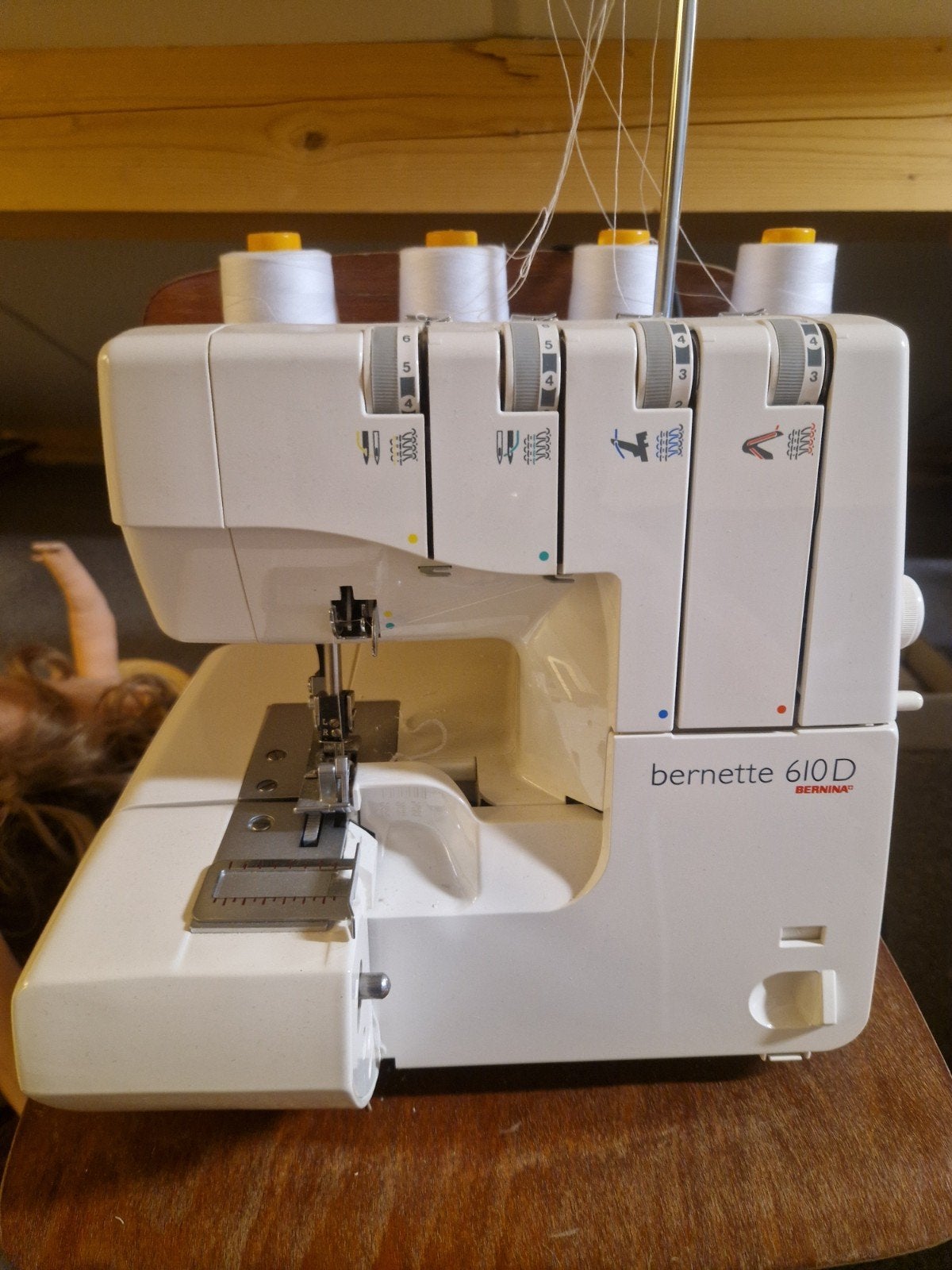 Bernette 610D Lockmachine - Zo goed als nieuw, Hobby en Vrije tijd, Naaimachines en Toebehoren, Ophalen of Verzenden, Zo goed als nieuw