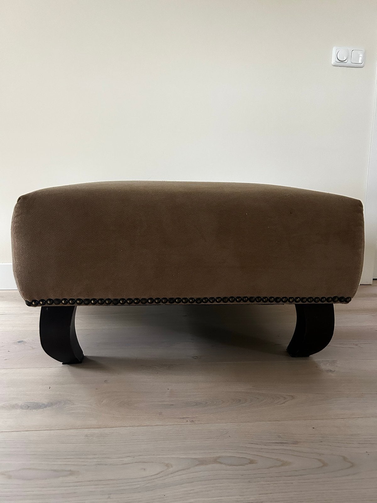Stijlvolle hocker 83x83x45 cm - Bruin stof met nagels, Huis en Inrichting, Banken | Voetenbanken en Poefen, Ophalen, Gebruikt