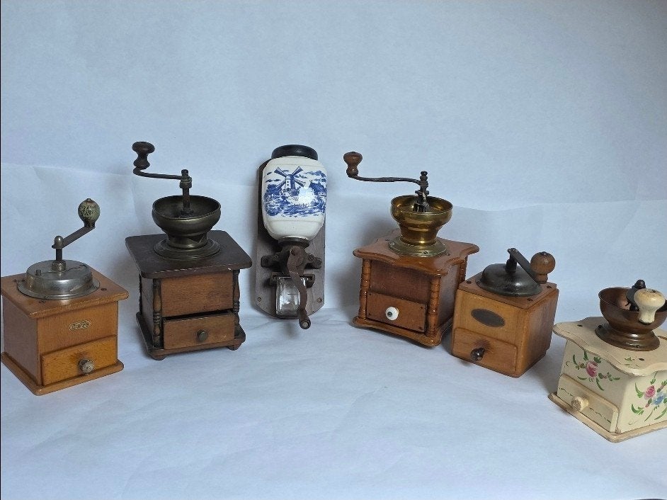 6 koffiemolen met houten behuizing en messing trechter, Ophalen of Verzenden