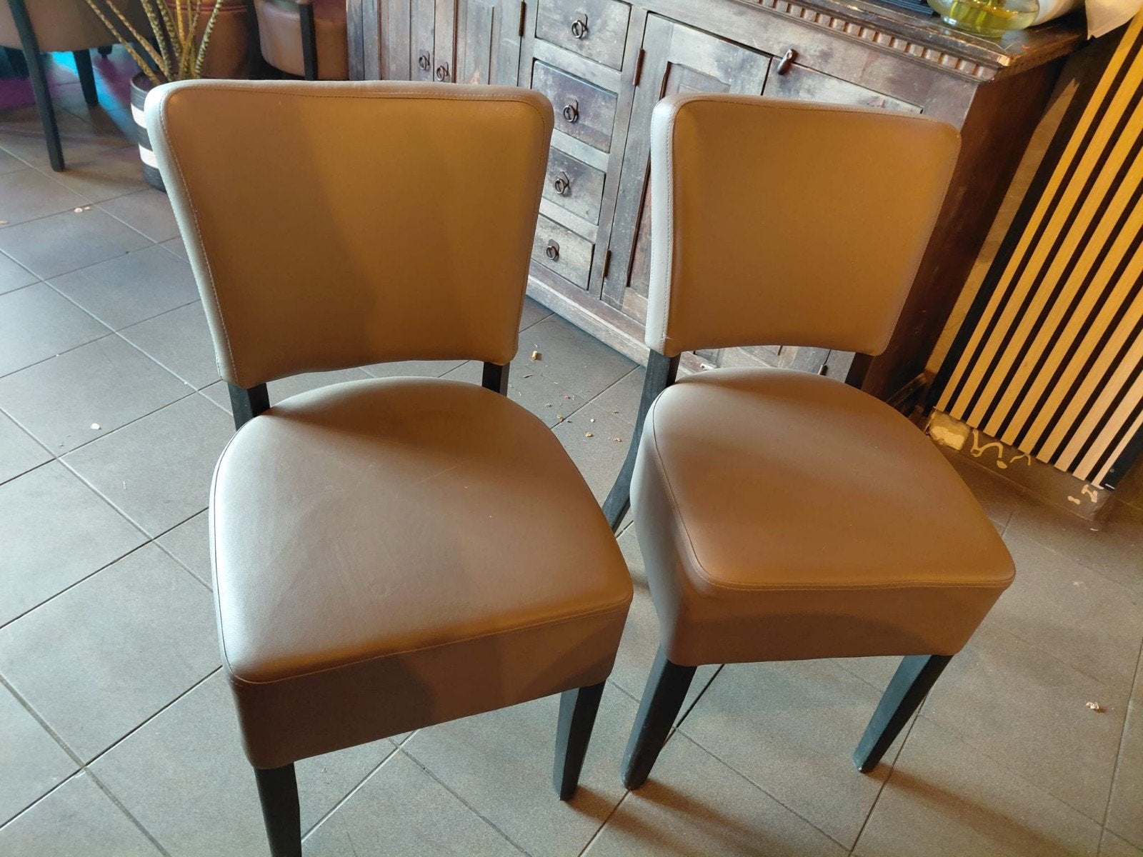 8 stuks: Moderne eetkamerstoelen - Taupekleurig, Huis en Inrichting, Stoelen, Ophalen, Gebruikt, Overige kleuren, Vijf, Zes of meer stoelen