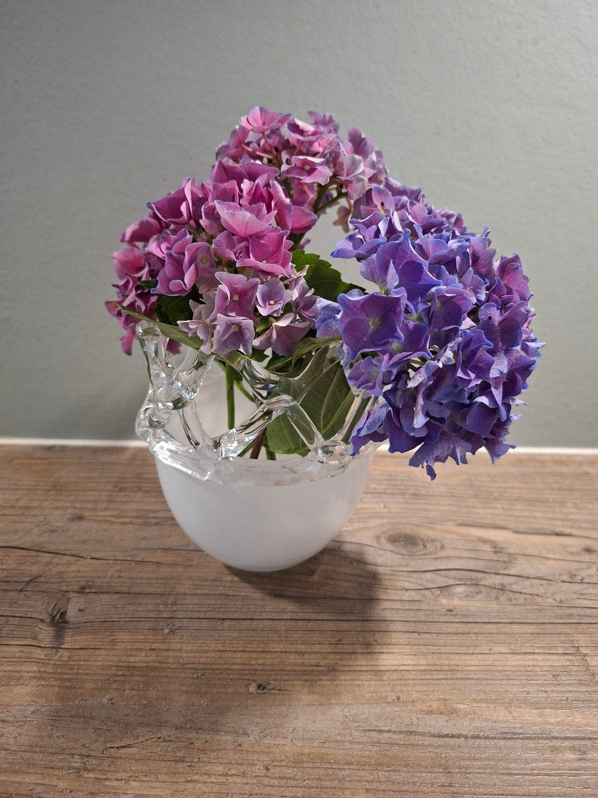 Dutz vaas met sierrand., Ophalen, Handgemaakt, Wit, Glas