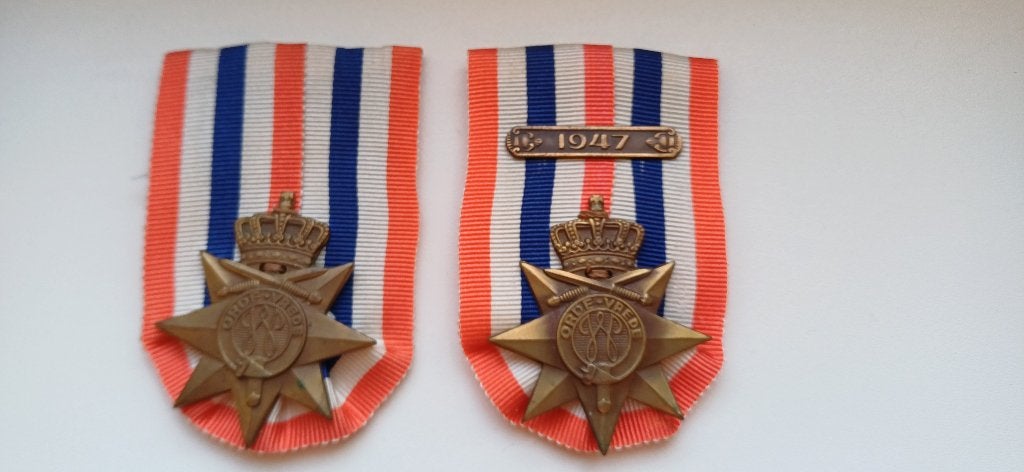2 medailles Orde en Vrede in topstaat, Verzamelen, Militaria | Algemeen, Ophalen of Verzenden, Landmacht, Nederland, Lintje, Medaille of Wings