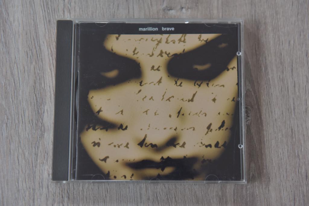 MARILLION -- BRAVE 11 geweldige nummers, Verzenden, Zo goed als nieuw