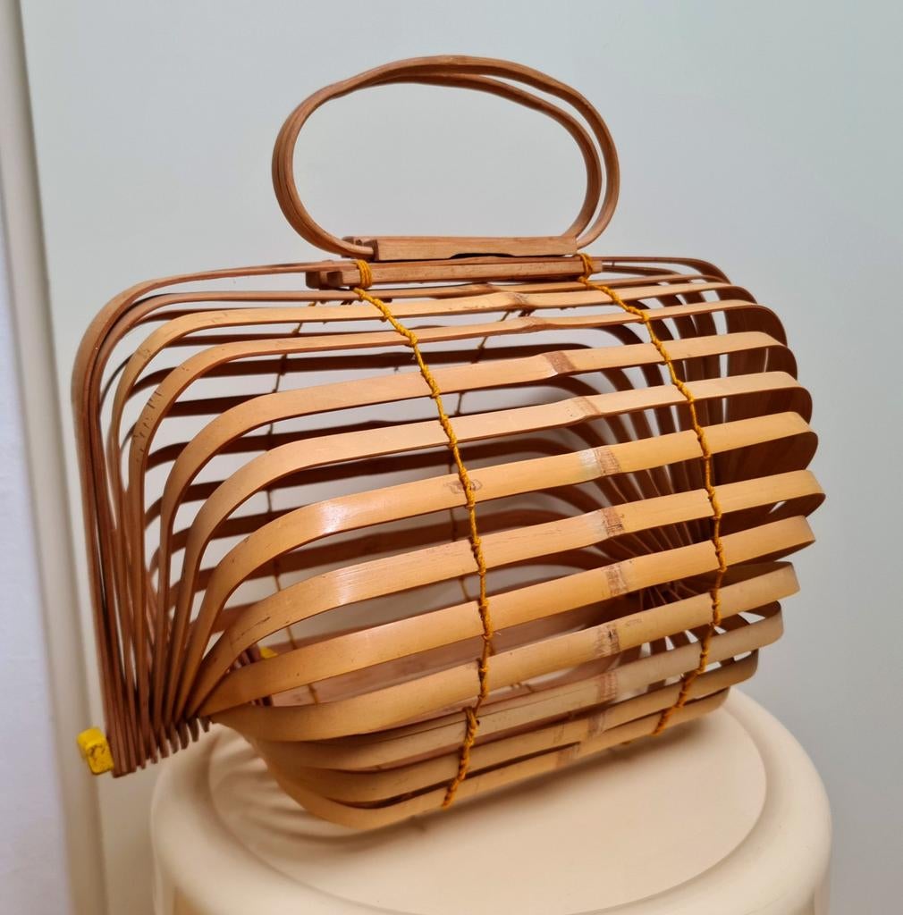 Bamboe tas jaren 50 60 origineel design + geel knopje mooi, Ophalen, Gebruikt, Beige, Handtas