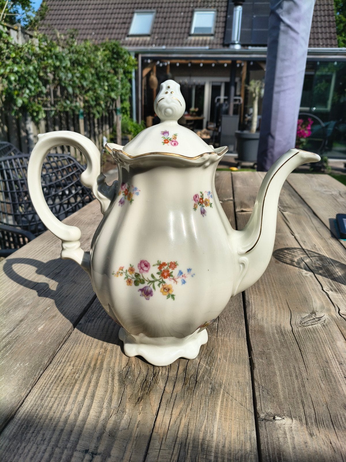 Antieke theepot met bloemmotief en gouden rand, Ophalen