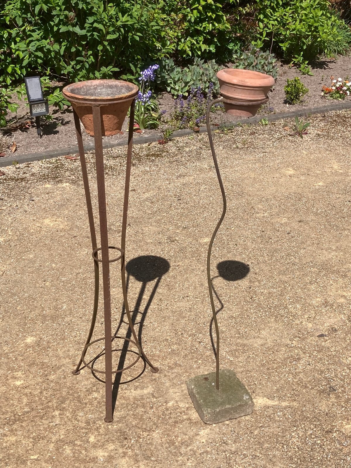 Twee standaarden met terra cotta bloempotjes, Gebruikt, Rond, Ophalen of Verzenden, Minder dan 25 cm