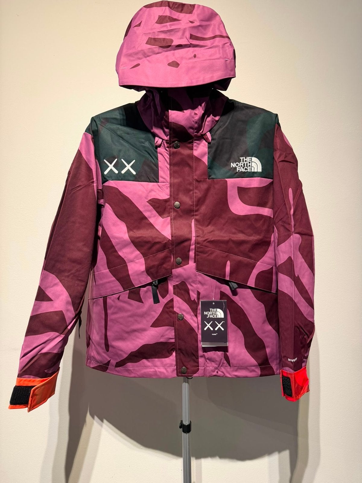 The North Face x KAWS Retro Nuptse Jacket (M, L), Kleding | Heren, Ophalen of Verzenden, Nieuw, Maat 48/50 (M), Paars