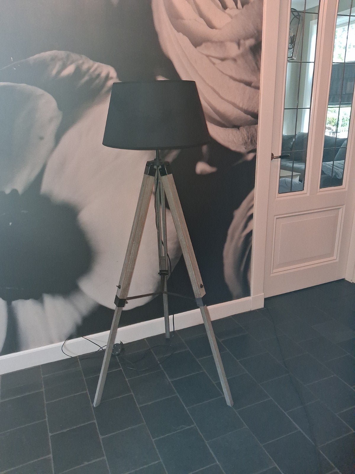 Verstelbare Staande Driepoot Lamp met Zwarte Kap, Huis en Inrichting, Lampen | Vloerlampen, Ophalen, Zo goed als nieuw, Hout, 150 tot 200 cm