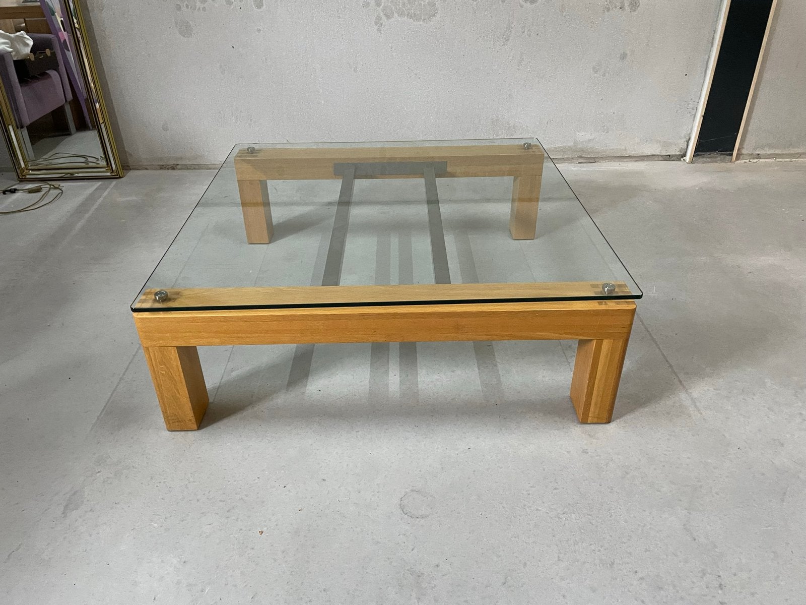 Salontafel met glazen blad en houten onderstel, Huis en Inrichting, Tafels | Salontafels, Ophalen, Gebruikt, Vierkant, Glas
