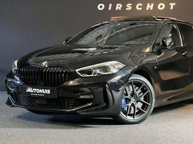 BMW 1-serie 118i High Executive Edition M Pano/ Automatische, Auto's, Gebruikt, Leder en Stof, Zwart, Bedrijf