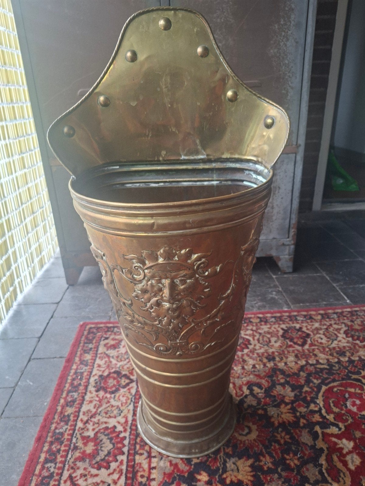Antieke koperen paraplubak met reliëfdecoratie, Ophalen, Koper