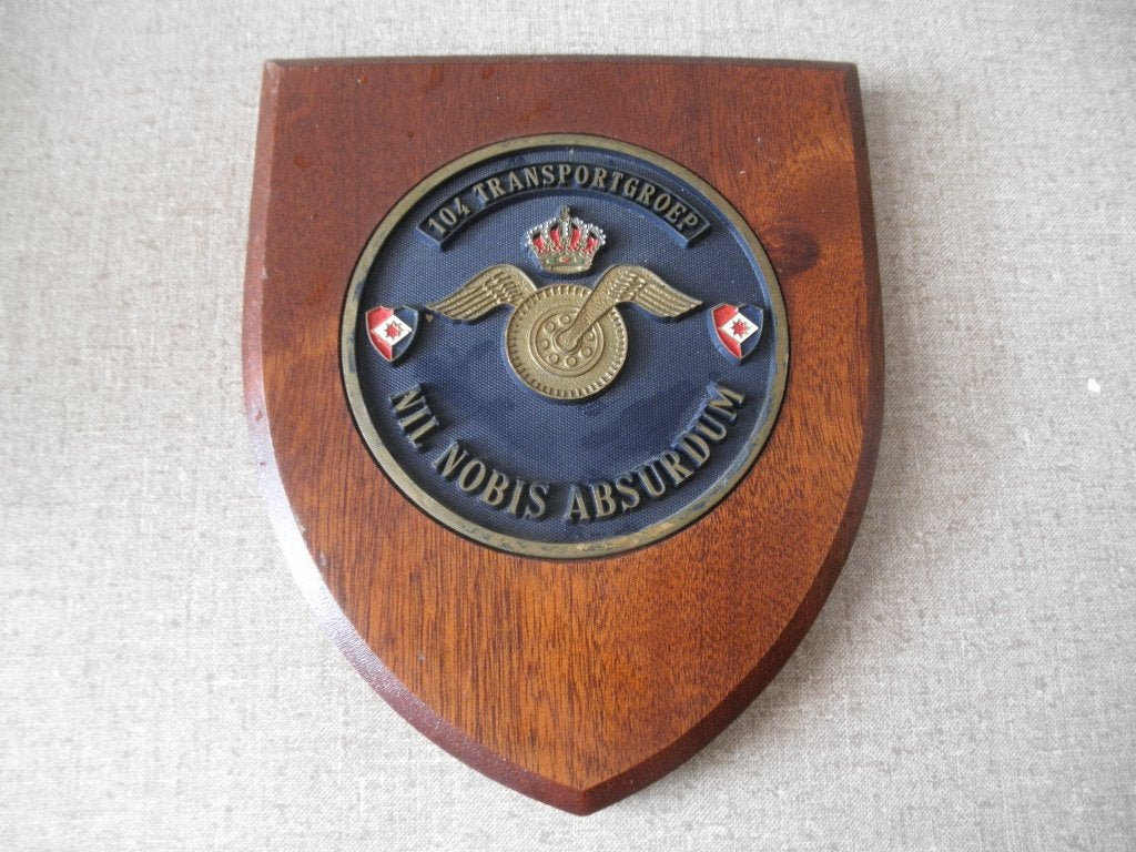 schildje 104 Transportgroep, Verzamelen, Ophalen of Verzenden, Landmacht, Nederland, Embleem of Badge