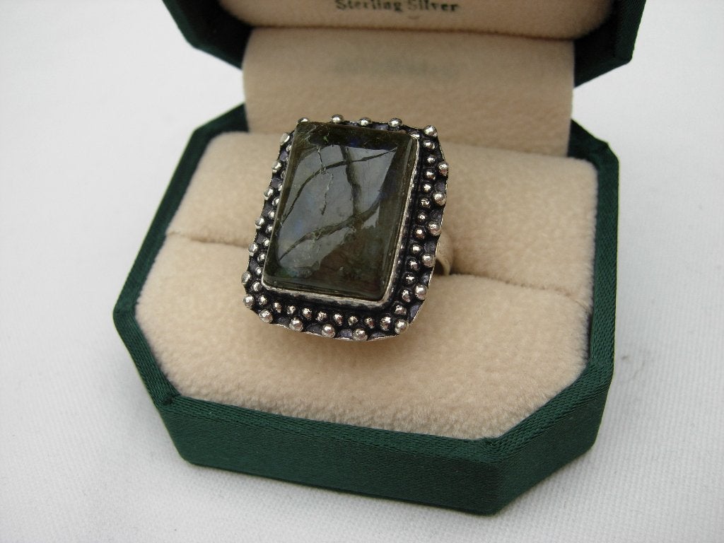 ZILVEREN RING MET SMARAGD., Verzenden, Zilver, Ring, Met edelsteen