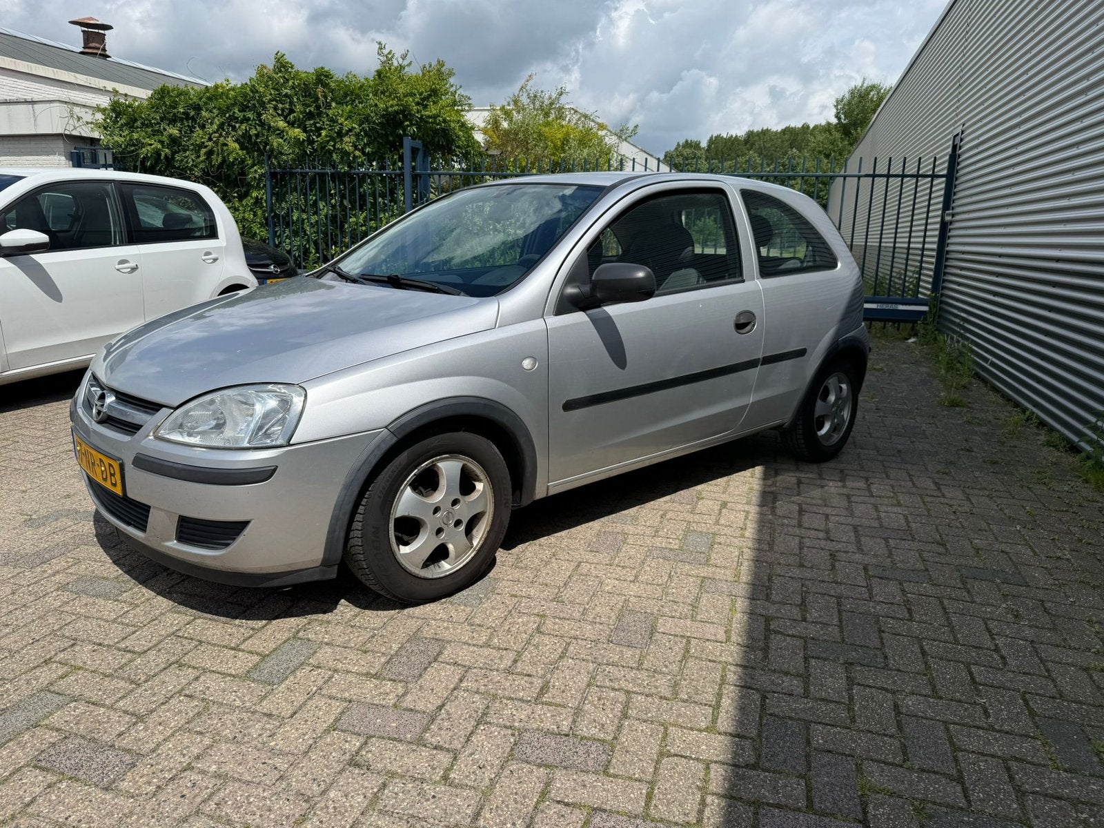 Opel Corsa 1.2 16V 3D 2004 Grijs, Auto's, Voorwielaandrijving, 450 kg, 74 pk, 31 €/maand