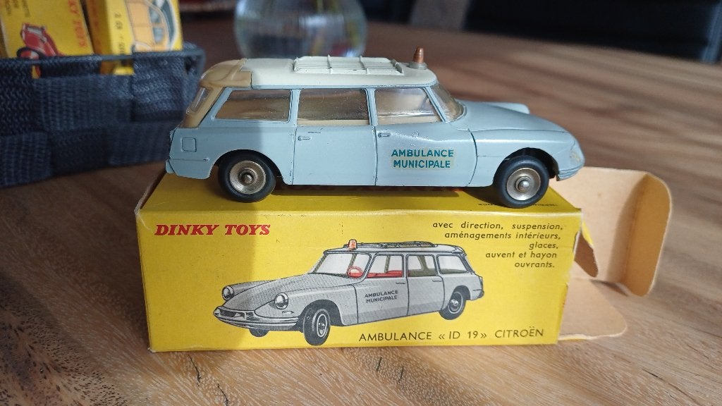 Franse dinky toys citroen ID19 AMBULANCE met box, no.556, Antiek en Kunst, Antiek | Speelgoed, Ophalen of Verzenden