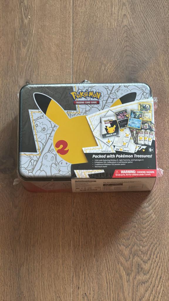 Pokémon TCG Celebrations Collector Chest Tin (Nieuw), Ophalen, Nieuw, Overige typen, Foil