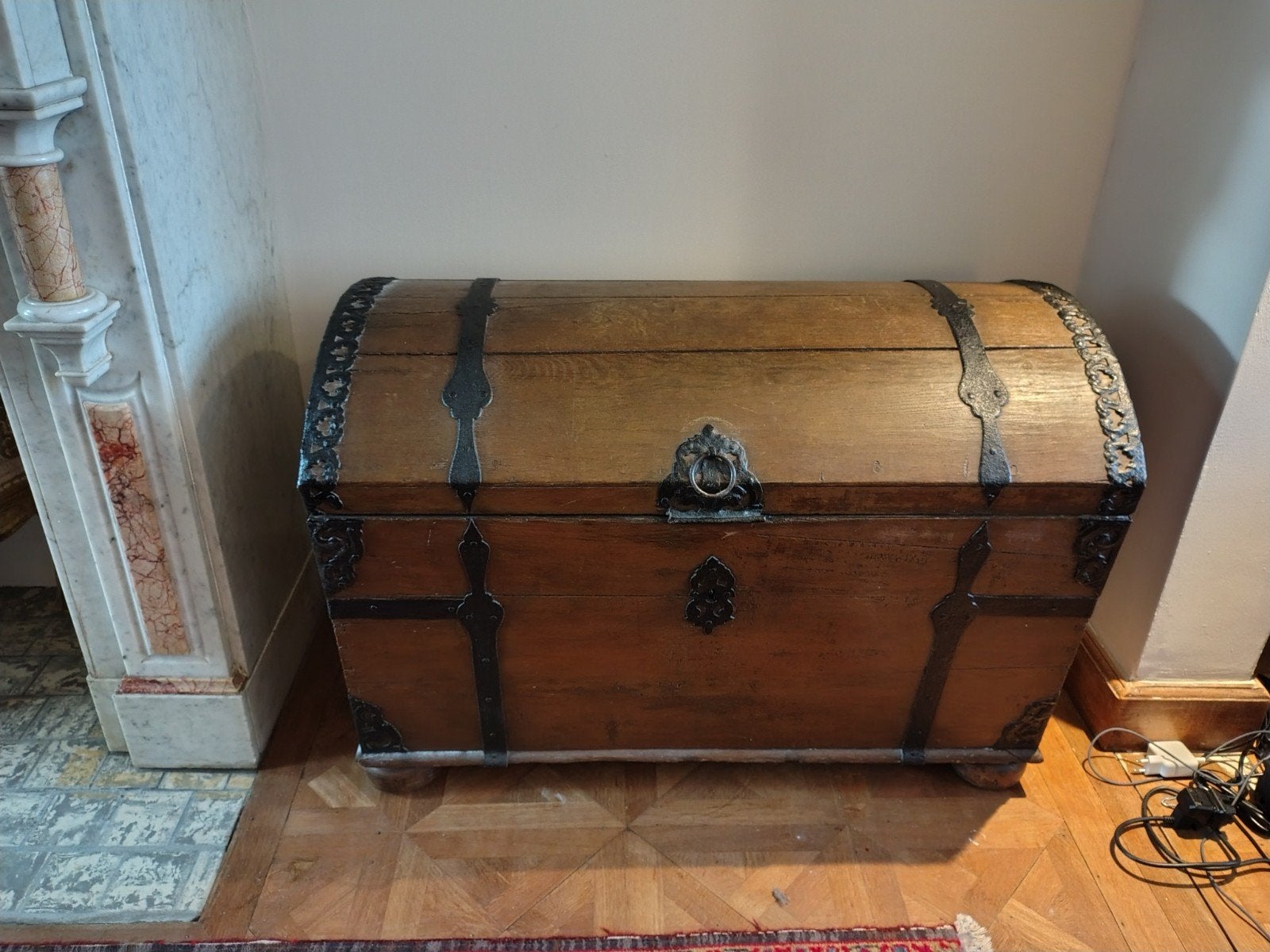 18th century baroque chest, Ophalen, Minder dan 50 cm