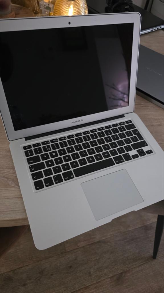 Macbook air, Computers en Software, Apple Macbooks, 13 inch, Minder dan 2 Ghz, Ophalen of Verzenden, Zo goed als nieuw