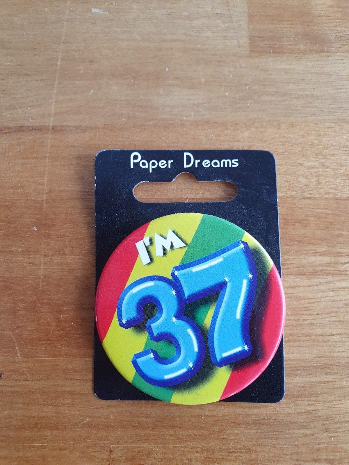 Feestbutton, badge  37 jaar - Verjaardagsspeld, Ophalen of Verzenden, Nieuw, Feestartikel, Verjaardag