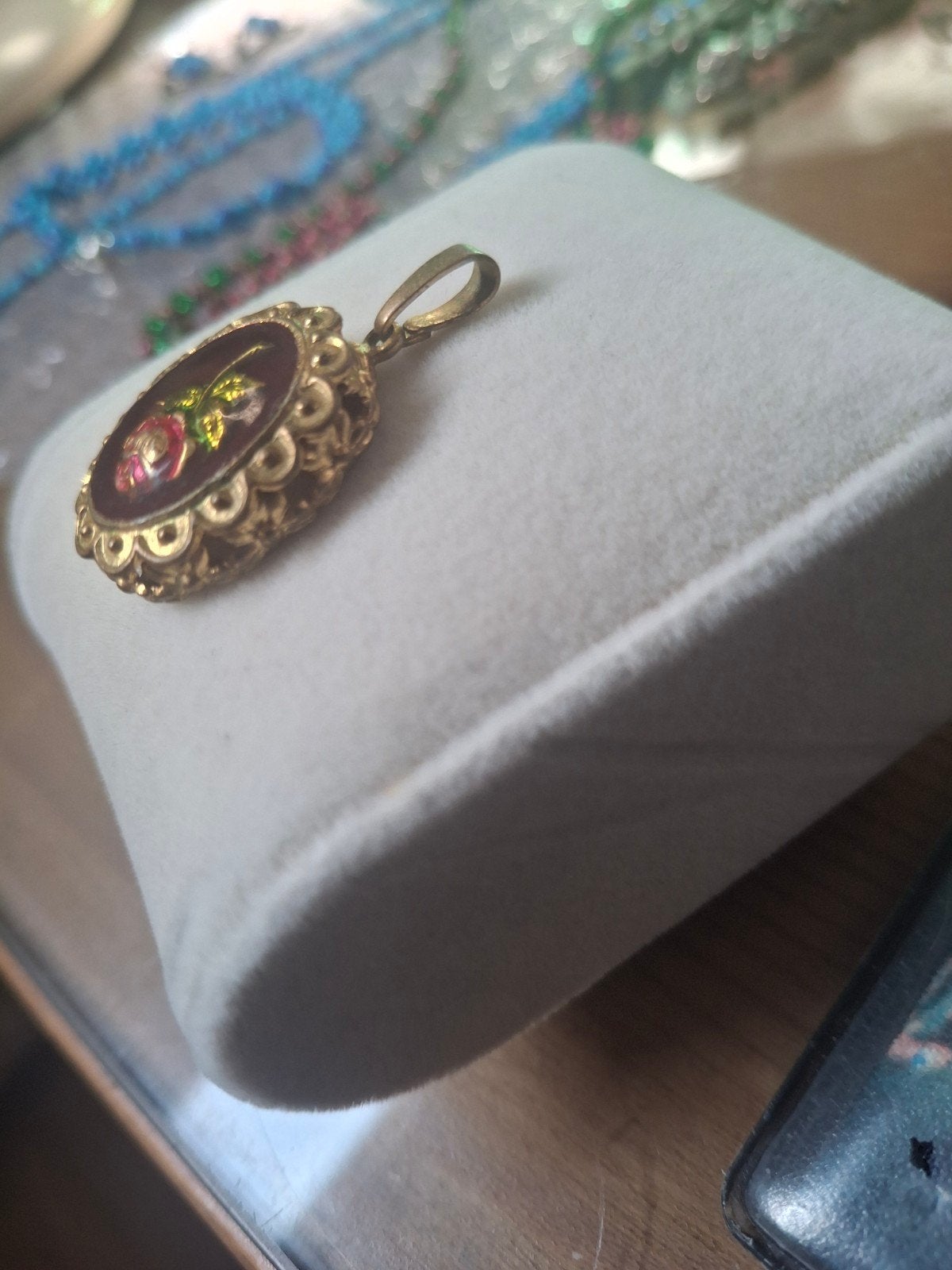 Mooi vintage hangertje(gesneden lucite met geverfde roos, Sieraden, Tassen en Uiterlijk, Overige materialen, Verzenden, Zo goed als nieuw