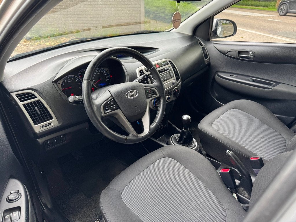 Hyundai I20 1.2i Business Edition Airco 5drs NWE Distributie, Auto's, Hyundai, Euro 5, Gebruikt, 31 €/maand, 4 cilinders