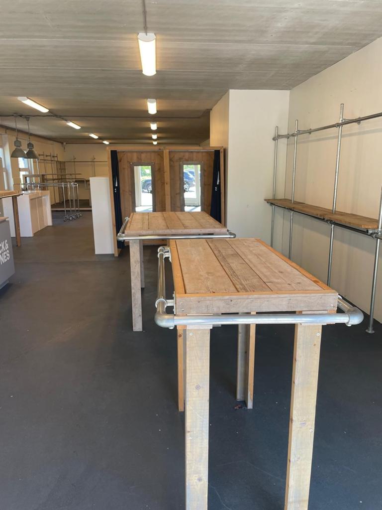 Complete winkelinterieur: stellingen, tafels, balie enz, Ophalen