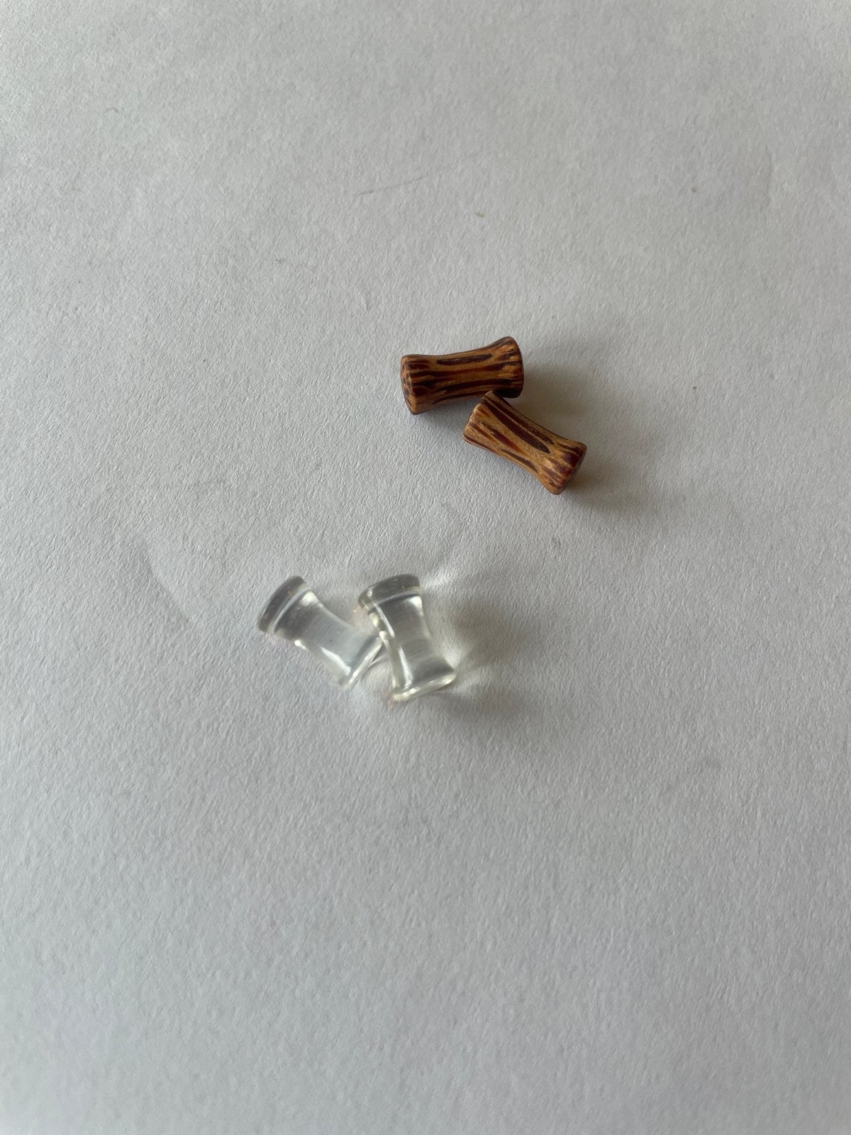 2 paar saddle fit tunnels 4mm - transparant en hout nerf, Ophalen of Verzenden, Zo goed als nieuw, Overige materialen, Oor- of Traguspiercing