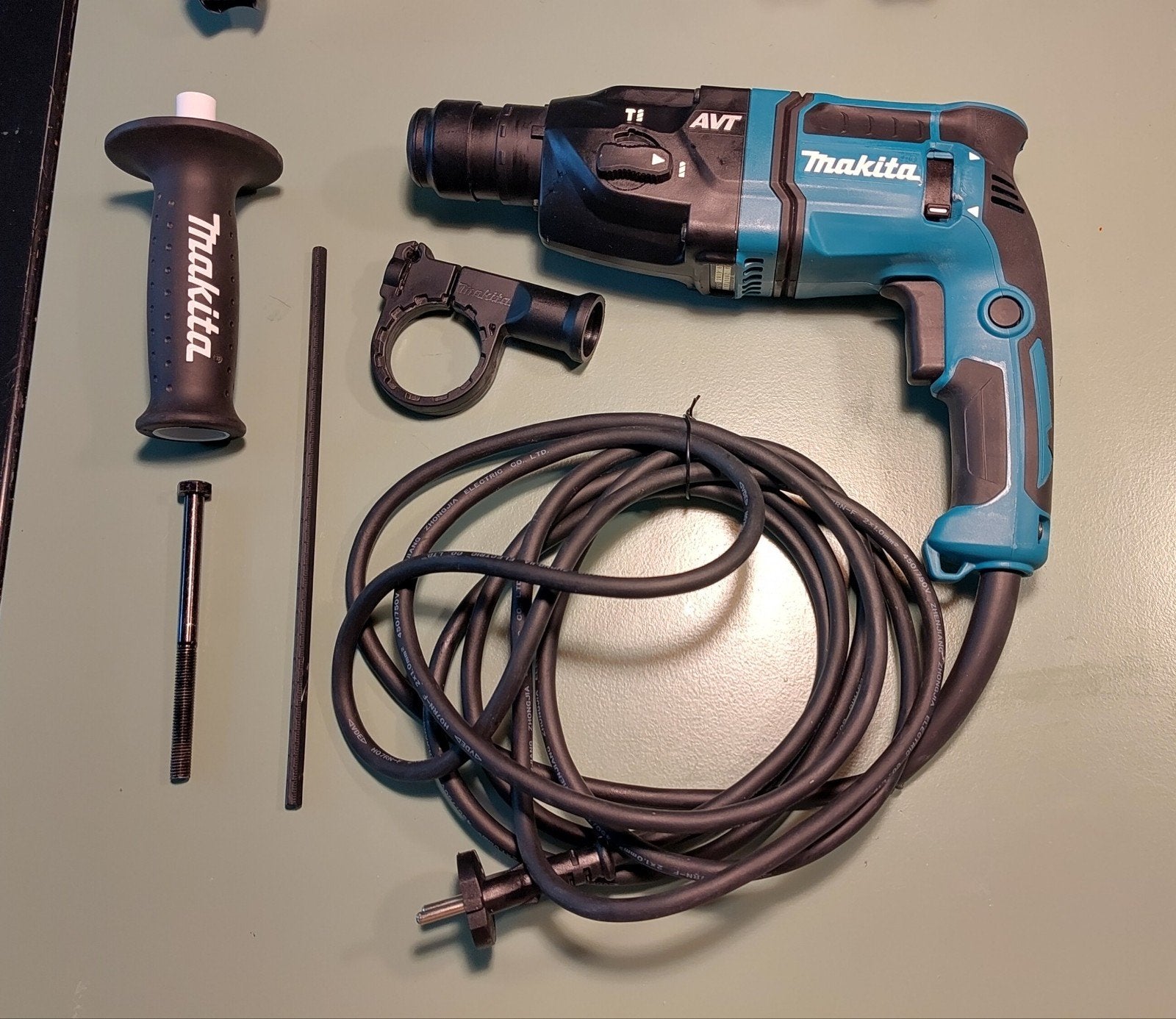 Makita HR1841FJ Boorhamer met SDS-PLUS en borenset, 600 watt of meer, Boor- en/of Breekhamer, Ophalen of Verzenden, Zo goed als nieuw