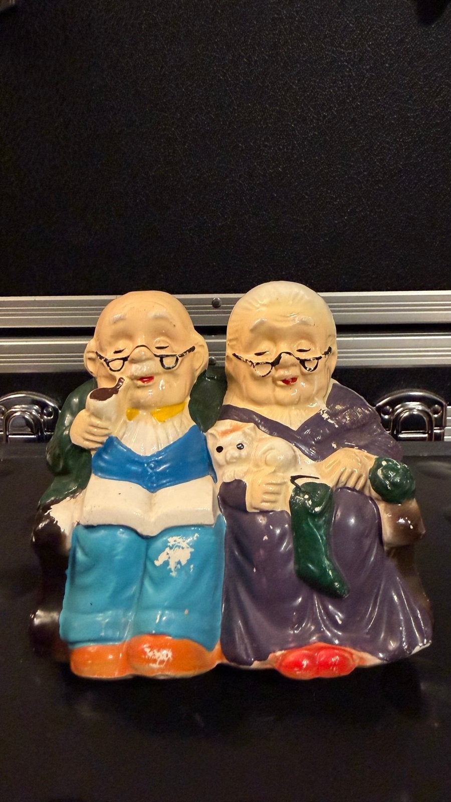 Vintage spaarpot oud echtpaar op bankje, Vintage, Gebruikt, Meerkleurig, Ophalen of Verzenden