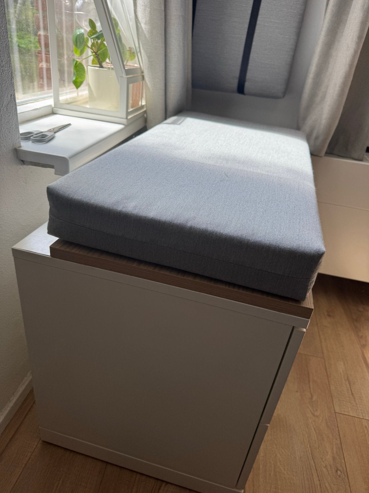 Ikea kastje met zitkussen en kussen voor aan de muur, Ophalen, Gebruikt