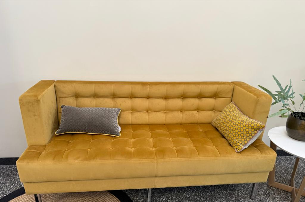 Satelliet bank - Geel gouden velvet stof, Huis en Inrichting, Ophalen, Minder dan 75 cm, 150 tot 200 cm, Tweepersoons