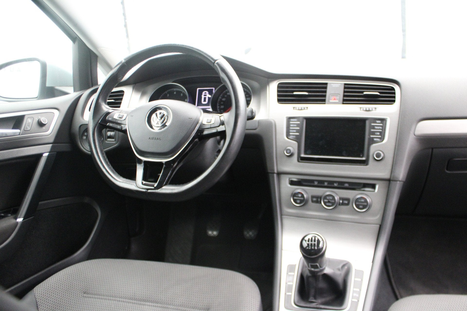 Foto 16 van Volkswagen Golf 1.0 TSI Comfortline keurige 5-deurs met klim