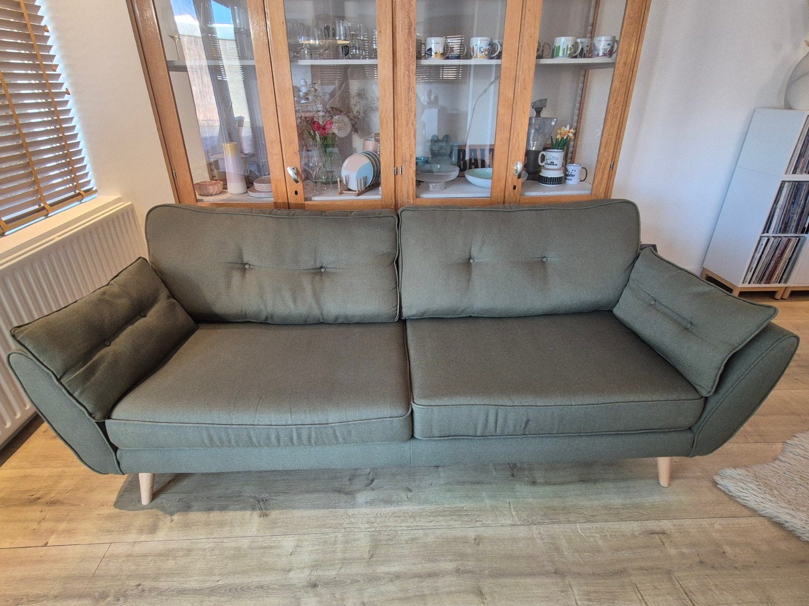Comfortabele groene 3-zits bank DFS, Huis en Inrichting, Ophalen, Hout, Gebruikt, Modern, Scandinavisch