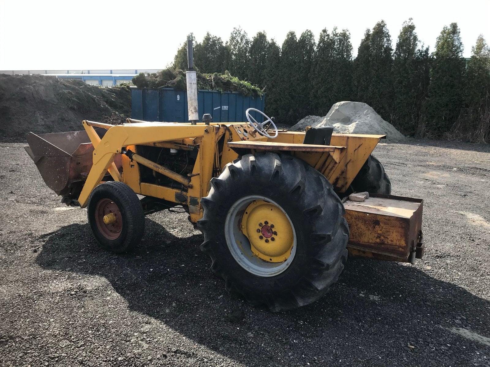 Compacte voorlader met bak en palletvorken, Ophalen