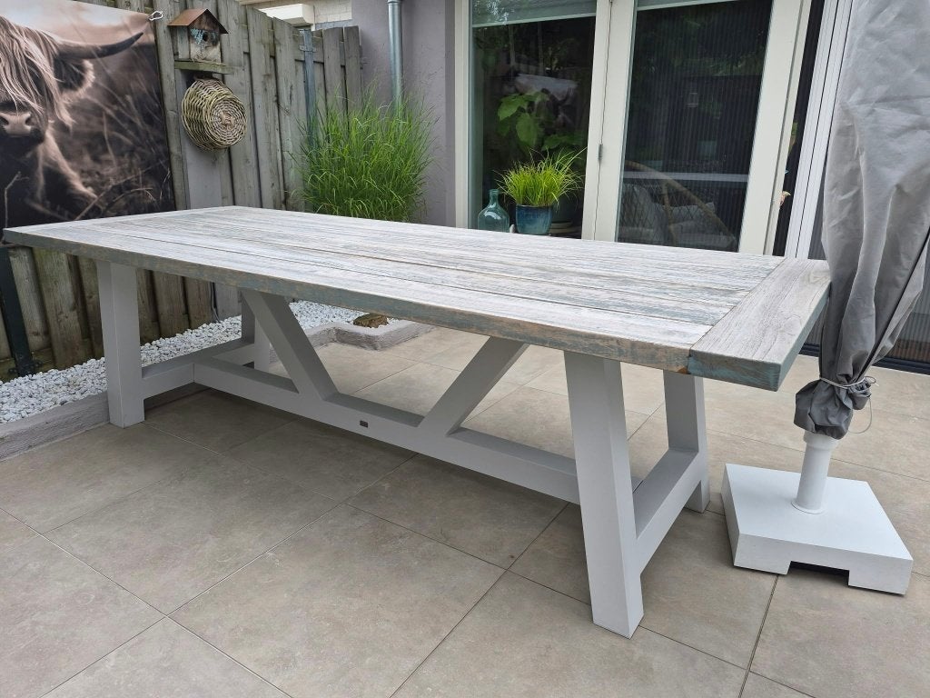 Vrij nieuwe tuintafel met metalen onderstel en houten blad, Ophalen, Zo goed als nieuw, Rechthoekig, Hout