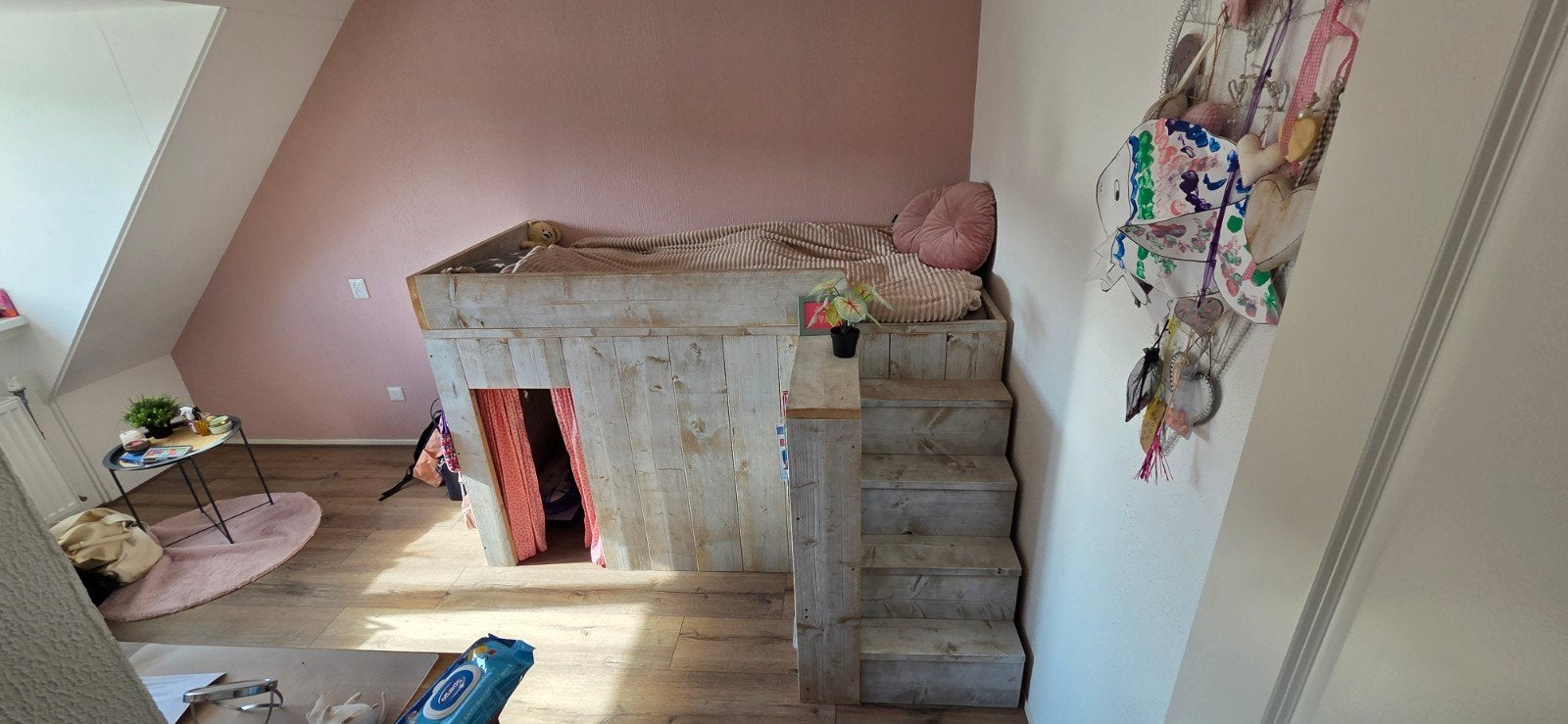 Steigerhouten bed met boekenkastje, trap en speelruimte, Ophalen, 85 tot 100 cm, Gebruikt, Hoogslaper of Stapelbed