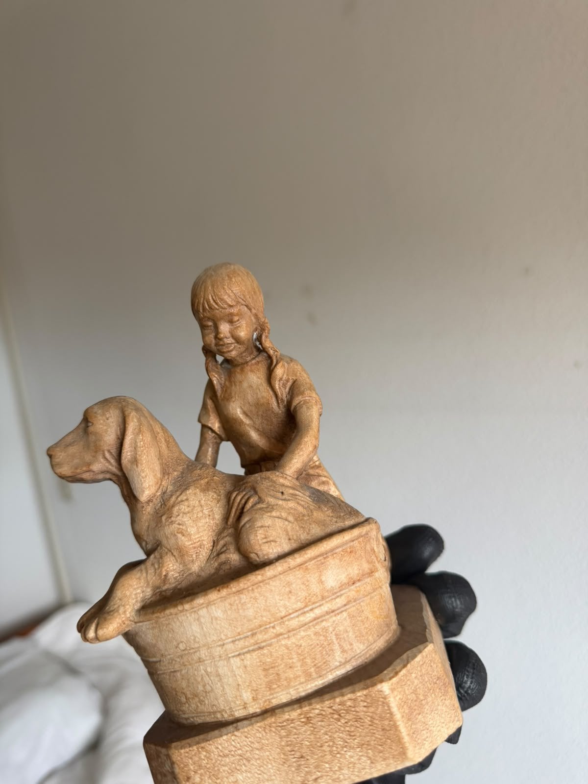 Vintage houte beeldje van een meisje dat een hond wast, Verzamelen, Ophalen, Zo goed als nieuw, Dier