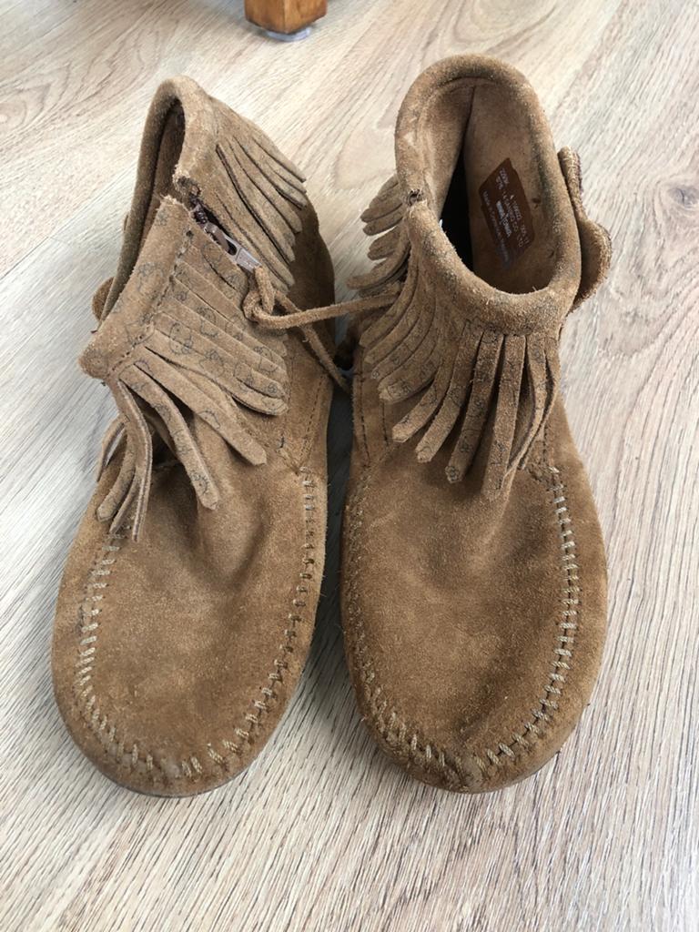 Minnetonka bruin suède enkellaarsjes hello kitty 4, Meisje, Ophalen of Verzenden, X, Laarzen