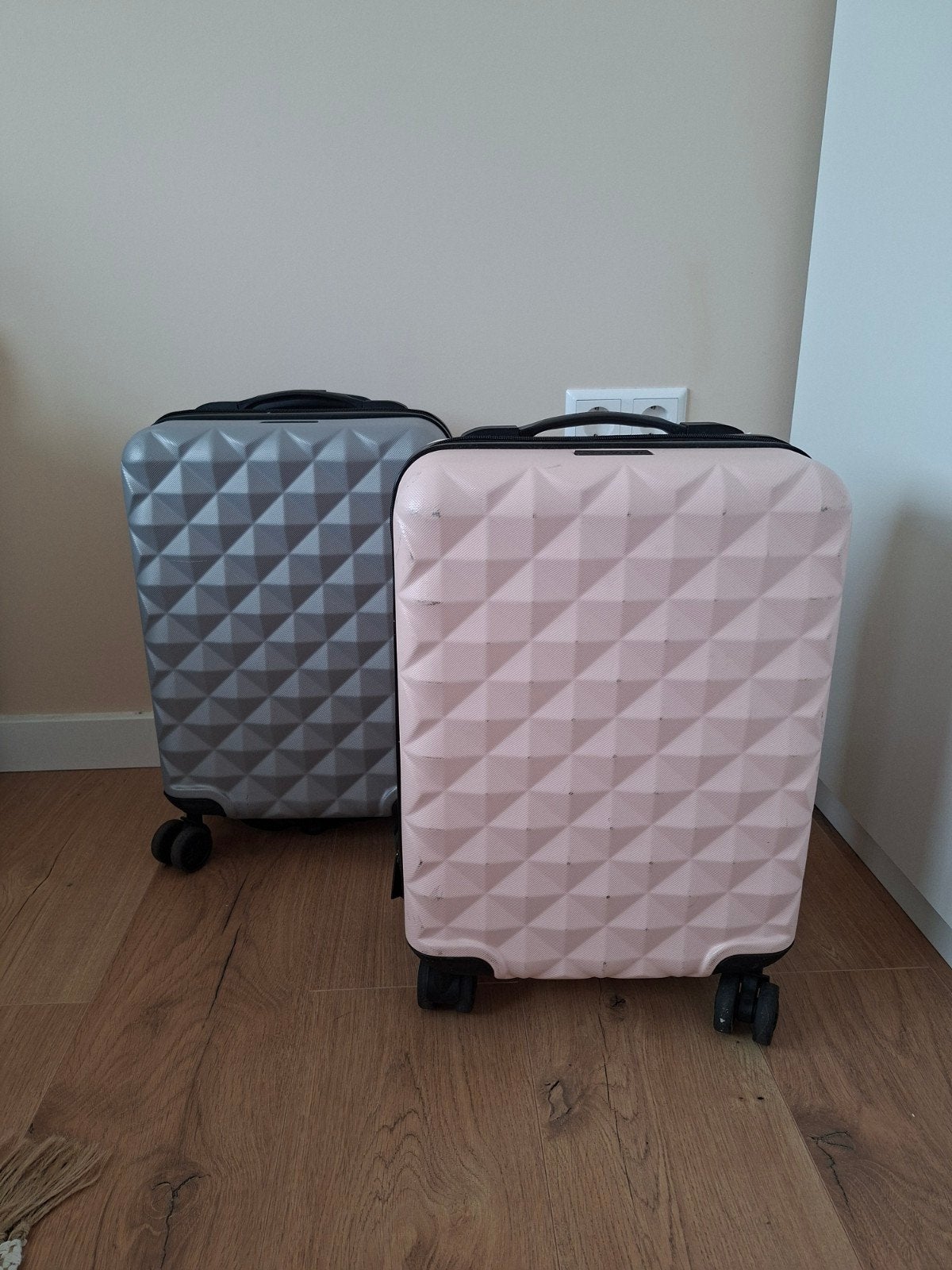 Roze en grijze koffer met TSA slot en uitschuifbaar handvat, Ophalen, 30 cm of meer, Wieltjes, Minder dan 35 cm